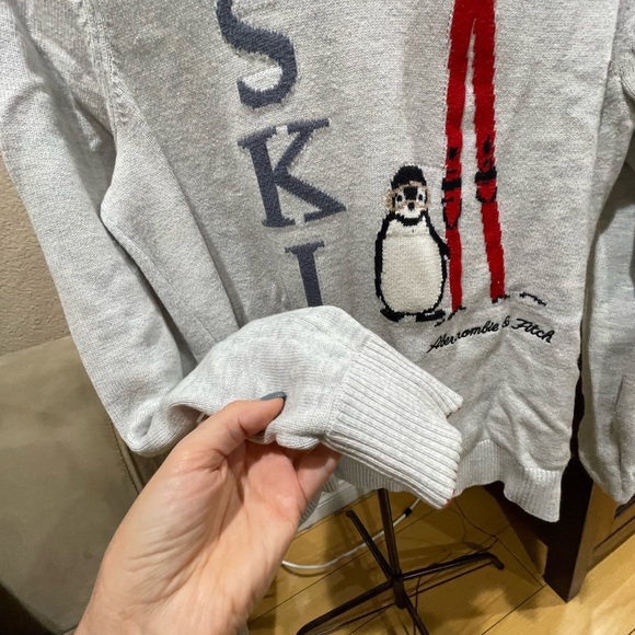 Sweaters - Picture 2 of 4